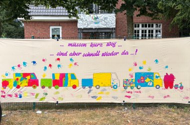 Banner Umzug Mit LKW und Roller vorneweg