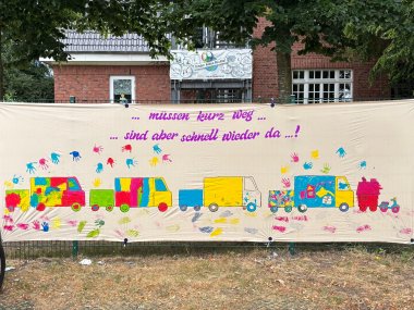 Banner Umzug Mit LKW und Roller vorweg
