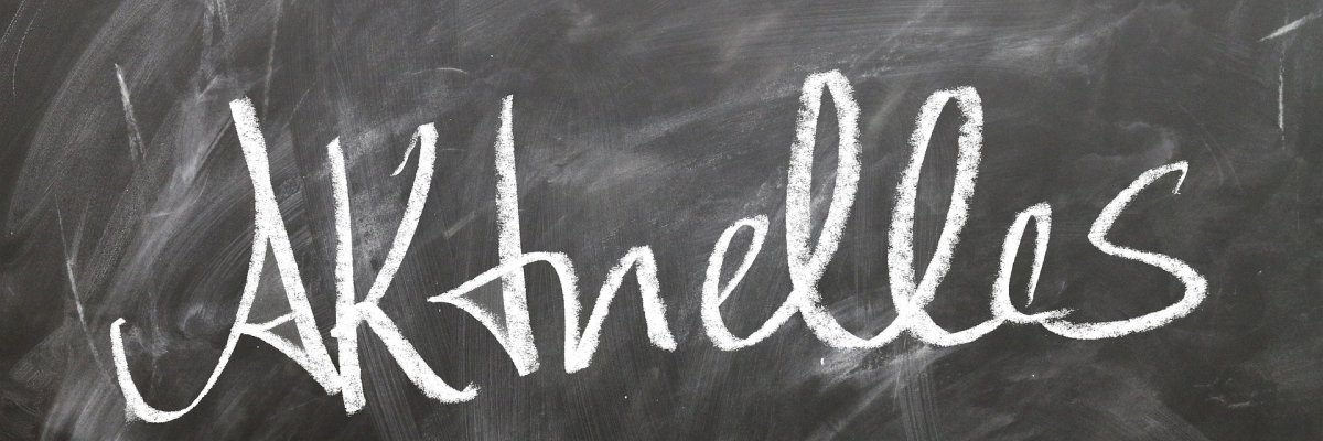 Ein Kind Experimentiert mit Magneten 